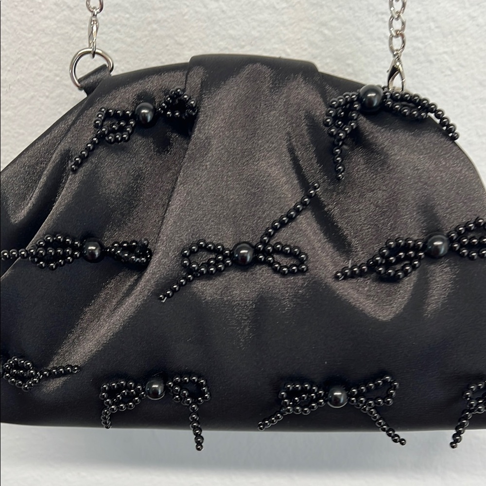 ✨ Sincerely Jules Black Beaded Clutch Wristlet with Bows ✨ - Picture 4 of 9